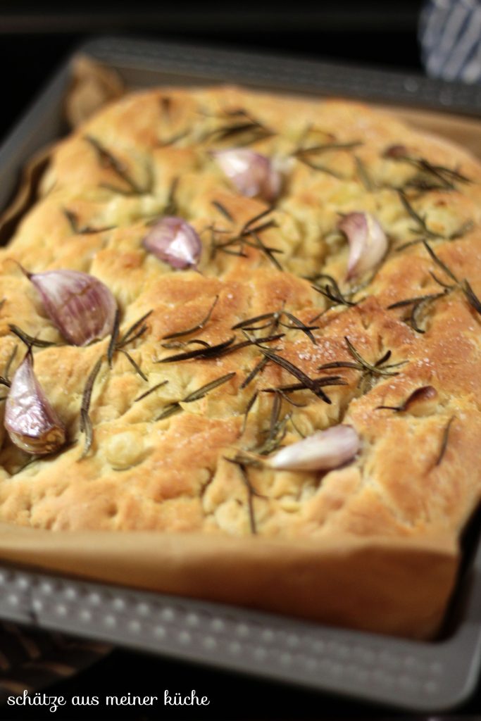 Focaccia mit Knoblauch und Rosmarin nach Jamie Oliver - Schätze aus